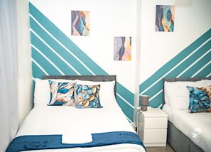 3 عدّة غر�ف نوم ومكواة/لوح كي وواي فاي مجانًا وملاءات أسرّة