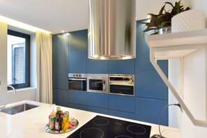 Réfrigérateur, micro-ondes, four, plaque de cuisson