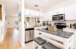 Fridge, microwave, oven, stovetop - Cozy Retreat Getaway Near Anna Maria, IMG & LWR (Bradenton)