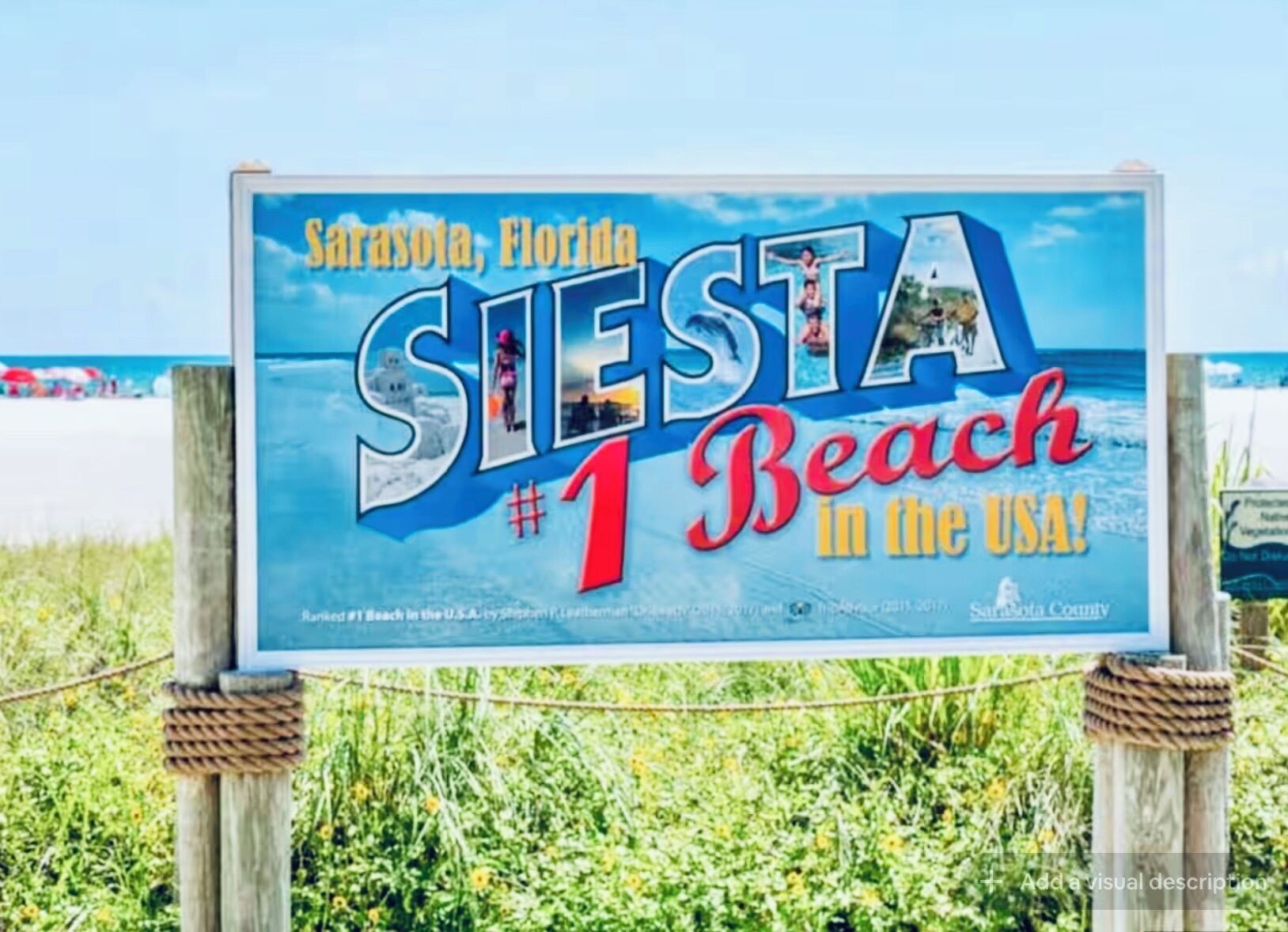 Schild am Strand Siesta Beach in Sarasota, Florida, das anzeigt, dass dieser Strand zu den Top 1 der USA zählt.