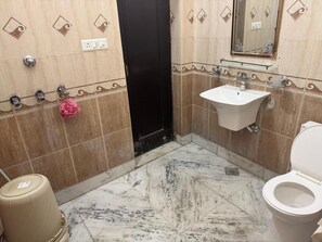 Douche, serviettes fournies, savon, papier toilette