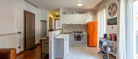 Four Ă micro-ondes, un four, surface de cuisson, lave-vaisselle