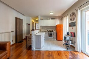 Micro-ondes, four, plaque de cuisson, lave-vaisselle