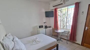 Classic Single Room | In-room dining