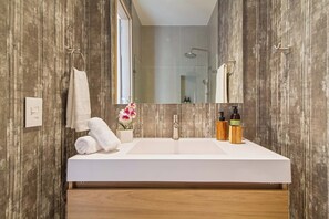 Penthouse (6F) | Bathroom | Hair dryer, towels, soap, shampoo