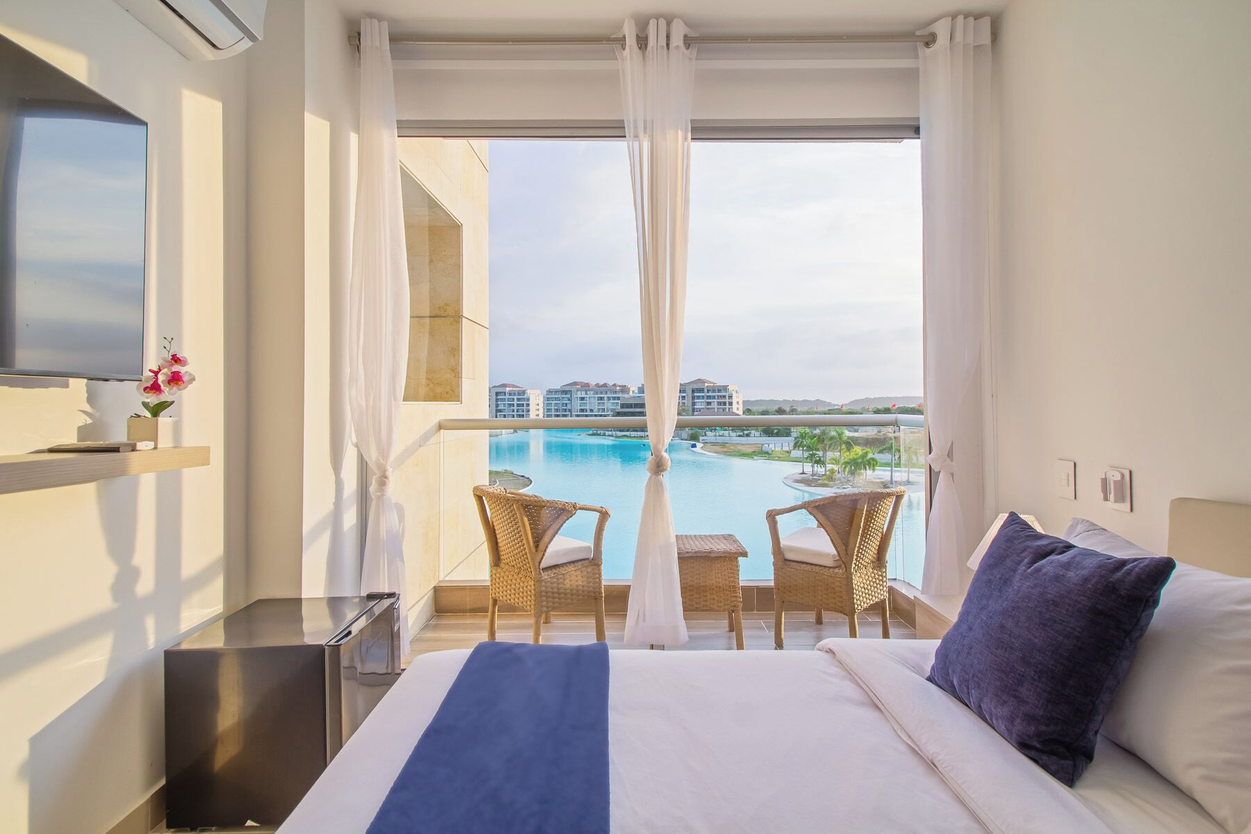 Căn hộ Deluxe, 2 phòng ngủ, quang cảnh eo biển | Màn/rèm cản sáng, bàn ủi/dụng cụ ủi quần áo 