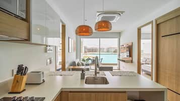Apartamento luxo | Cozinha privada | Geladeira grande, micro-ondas, fogão, cooktop