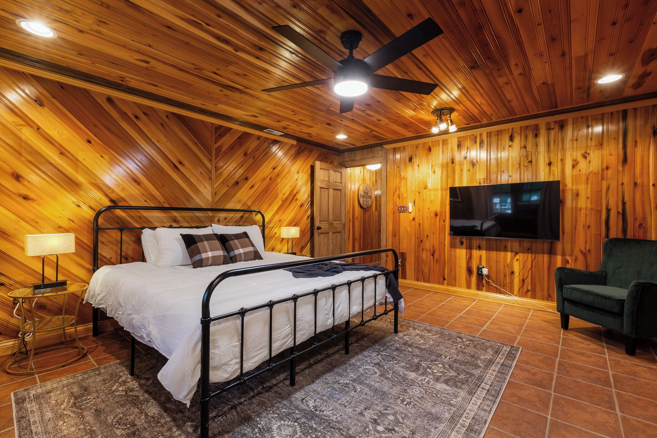 5 bedrooms, iron/ironing board, WiFi, bed sheets