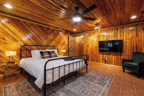 5 bedrooms, iron/ironing board, WiFi, bed sheets