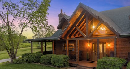 Spacious 3-bedroom cabin in wonderful Coxs Creek with WiFi, AC