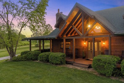 Bardstown & Bourbon Lodge/Hot Tubbing & BBQing