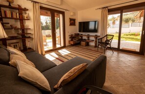 TV, foosball, table tennis - Villa Su Pirastu – Private Pool & Large Garden (Unknown)