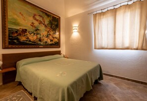 3 habitaciones, tabla de planchar con plancha y cuna de viaje 