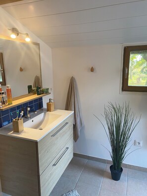 Douche, sèche-cheveux, savon, papier toilette