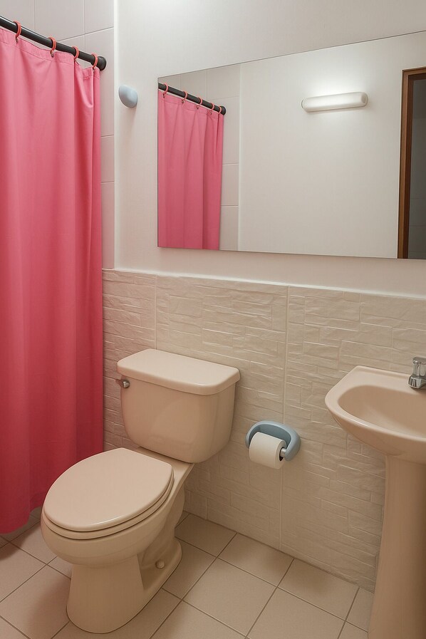 Shower, towels, soap, toilet paper - Hostal Marhu (Cartagena)