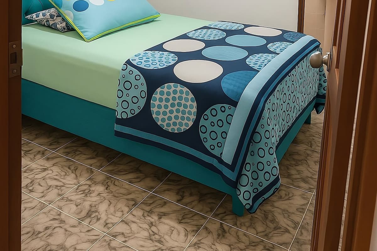 Chambre | Lit avec matelas en mousse à mémoire, accÚs au Wi-Fi (inclus)