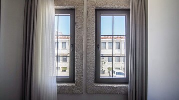 Quarto casal standard, para não fumantes | Espaço de trabalho para notebook, Wi-Fi de cortesia