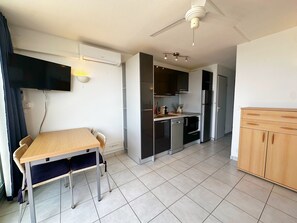 Refrigerador, microondas, horno, placa de cocina