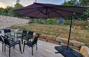 Outdoor dining - **Completely renovated house, all comforts**. (Séné)
