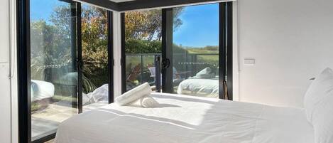 4 chambres, fer et planche à repasser, lit de bébé portatif