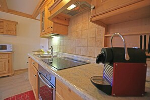 Frigorífico, microondas, horno y placa de cocina