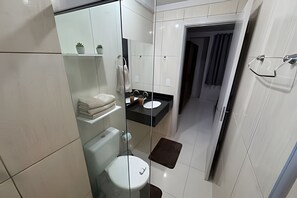 베이직 아파트 | 욕실 | 샤워 시설, 헤어드라이어, 타월, 비누