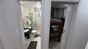 Apartamento básico | Banheiro | Chuveiro, secador de cabelo, toalhas de banho, sabonete