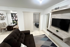 Leilighet – basic | Oppholdsområde | En 40-tommers smart-TV med digitale kanaler samt Netflix