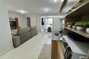 Leilighet – basic | Eget kjøkken | Kjøleskap, mikrobølgeovn, kjøkkenutstyr og spisebord