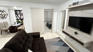 Basic Apartment | Ruang tamu | 40 inci sebuah televisyen pintar dengan digital, Netflix 