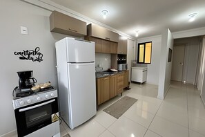 Appartement | Cuisine privée | Réfrigérateur, micro-ondes, batterie de cuisine, vaisselle et ustensiles