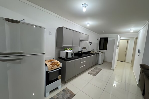 Departamento | Cocina privada | Refrigerador, microondas, utensilios de cocina y comedor 