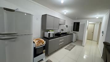 Apartemen | Dapur pribadi | Lemari es, microwave, peralatan masak/sendok-piring, dan meja makan