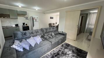 Apartamento básico | Área de estar | Smart TV 40 polegadas com canais digitais, Netflix