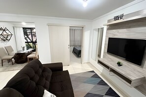 Basic Apartment | Living area | 40-inch Smart TV with digital channels, Netflix, streaming services - Edifício Ótima localização e Conforto (Toledo)