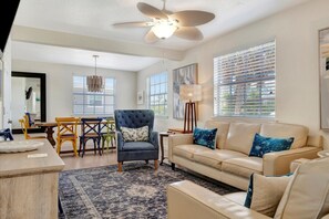 Una Smart TV, libros, una pantalla de ordenador