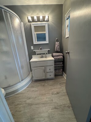 Shower, hair dryer, towels, soap - Charming 3-bedroom cottage in Mears with AC (Mears)