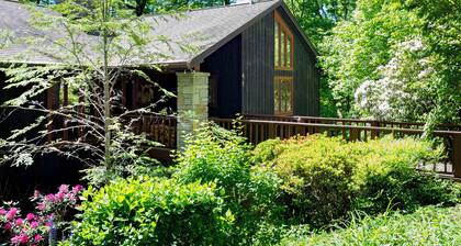 All-Season Mountain Retreat with Resort Access