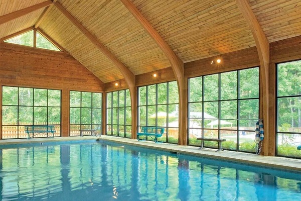 Una piscina techada, una piscina al aire libre