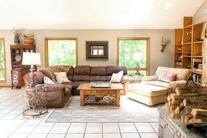 Smart-TV, Kamin, Videospiele, Tischtennisplatte