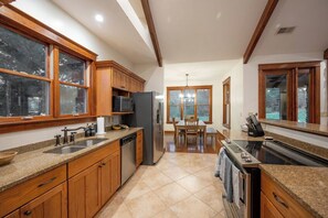 Mikrowelle, Ofen, Herdplatte, Geschirrspüler