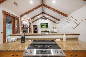 Mikrobølgeovn, ovn, kokeplater og oppvaskmaskin