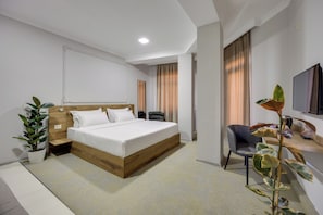 Kahden hengen huone, parveke, kaupunkinäköala | Työpöytä, kannettavalle tietokoneelle sopiva työtila, ilmainen Wi-Fi