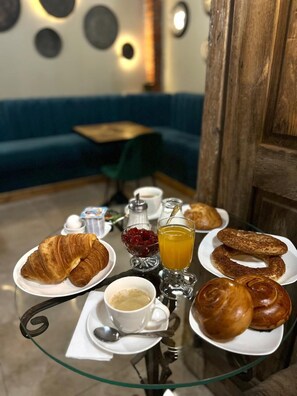Free daily buffet breakfast - Regraph Hotel (Tbilisi)