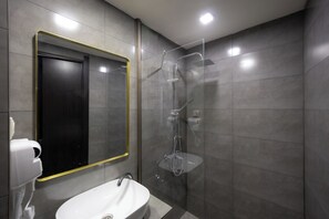 Suite familiar, balcón, vista a la ciudad | Baño | Regadera, secadora de cabello, toallas, jabón 