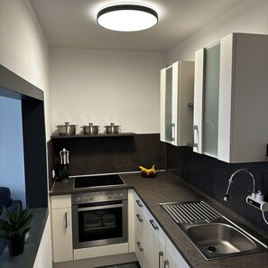 Réfrigérateur, four, plaque de cuisson, cafetière/bouilloire