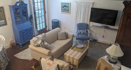 Cozy Carriage House walking distance to OU/ Court