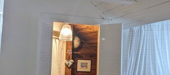 Cozy Carriage House walking distance to OU/ Court Sleeps 4