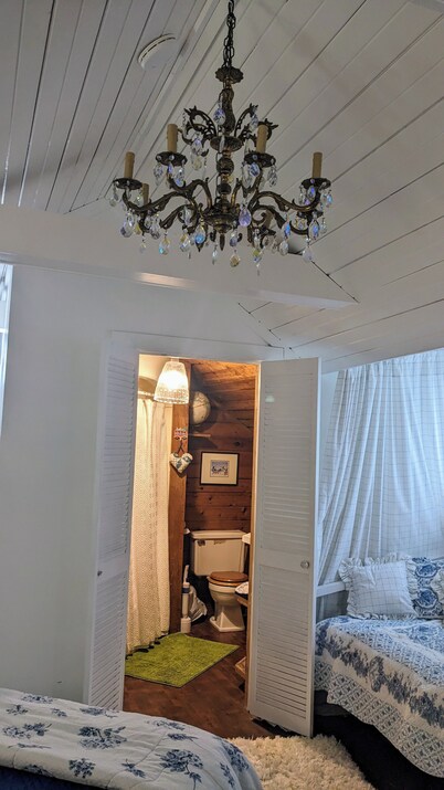 Cozy Carriage House walking distance to OU/ Court Sleeps 4