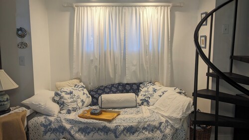 Cozy Carriage House walking distance to OU/ Court Sleeps 4